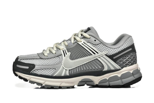 Découvrez le confort exceptionnel des Baskets Nike Zoom Vomero 5, alliant légèreté et innovation. Parfaites pour les sportifs et les passionnés !