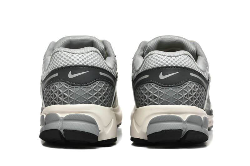 Découvrez le confort exceptionnel des Baskets Nike Zoom Vomero 5, alliant légèreté et innovation. Parfaites pour les sportifs et les passionnés !