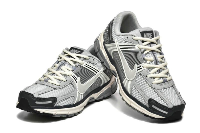 Découvrez le confort exceptionnel des Baskets Nike Zoom Vomero 5, alliant légèreté et innovation. Parfaites pour les sportifs et les passionnés !