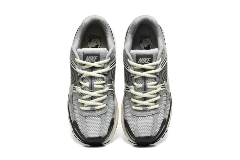 Découvrez le confort exceptionnel des Baskets Nike Zoom Vomero 5, alliant légèreté et innovation. Parfaites pour les sportifs et les passionnés !