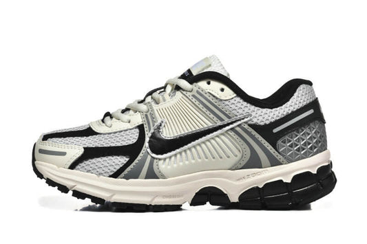 Découvrez le confort exceptionnel des Baskets Nike Zoom Vomero 5, alliant légèreté et innovation. Parfaites pour les sportifs et les passionnés !