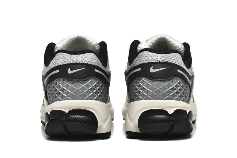 Découvrez le confort exceptionnel des Baskets Nike Zoom Vomero 5, alliant légèreté et innovation. Parfaites pour les sportifs et les passionnés !