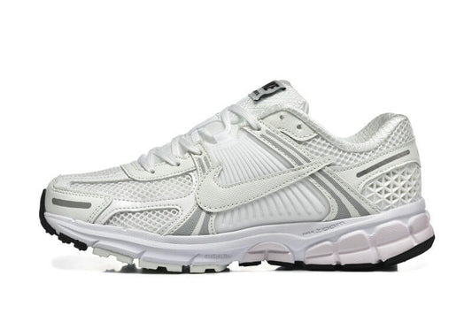 Découvrez le confort exceptionnel des Baskets Nike Zoom Vomero 5, alliant légèreté et innovation. Parfaites pour les sportifs et les passionnés !