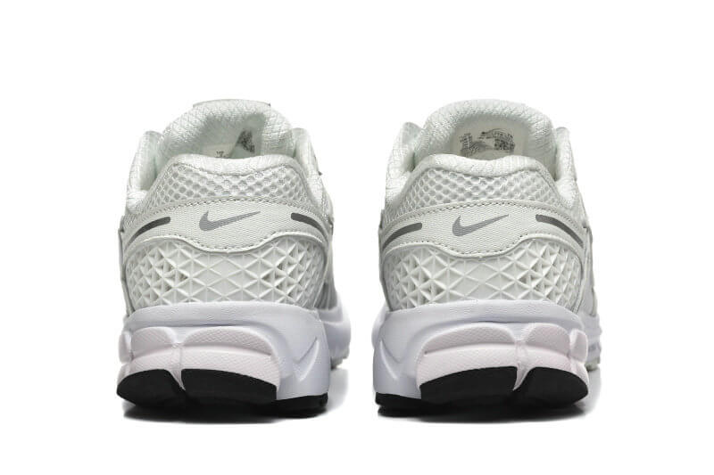 Découvrez le confort exceptionnel des Baskets Nike Zoom Vomero 5, alliant légèreté et innovation. Parfaites pour les sportifs et les passionnés !