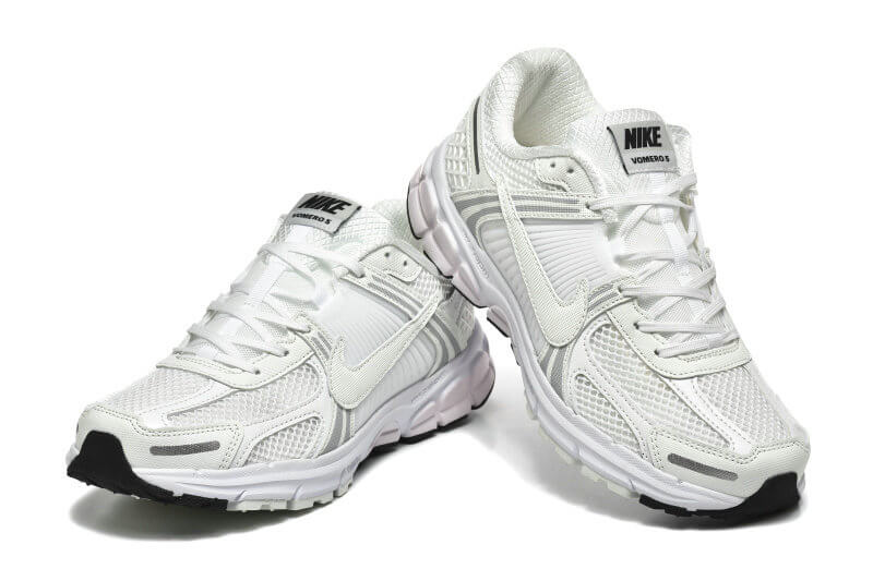 Découvrez le confort exceptionnel des Baskets Nike Zoom Vomero 5, alliant légèreté et innovation. Parfaites pour les sportifs et les passionnés !