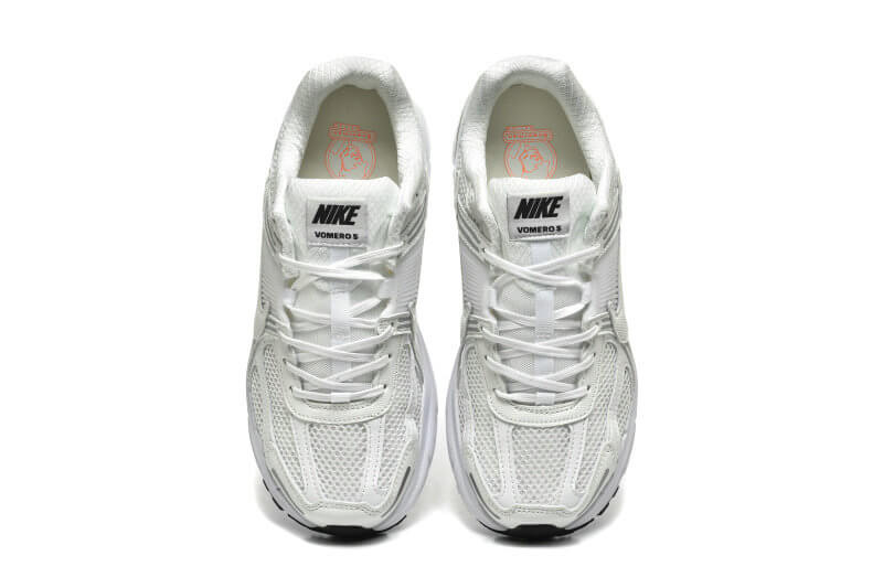 Découvrez le confort exceptionnel des Baskets Nike Zoom Vomero 5, alliant légèreté et innovation. Parfaites pour les sportifs et les passionnés !