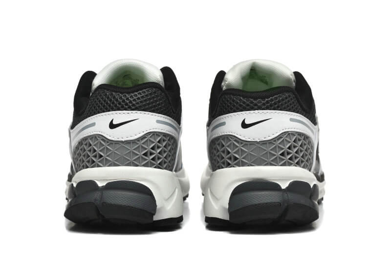 Découvrez le confort exceptionnel des Baskets Nike Zoom Vomero 5, alliant légèreté et innovation. Parfaites pour les sportifs et les passionnés !