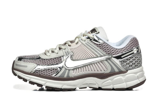 Découvrez le confort exceptionnel des Baskets Nike Zoom Vomero 5, alliant légèreté et innovation. Parfaites pour les sportifs et les passionnés !