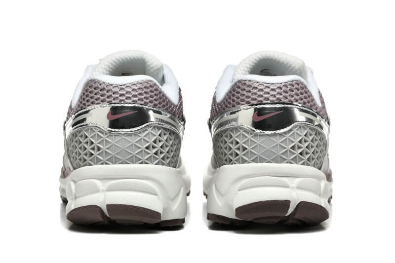 Découvrez le confort exceptionnel des Baskets Nike Zoom Vomero 5, alliant légèreté et innovation. Parfaites pour les sportifs et les passionnés !