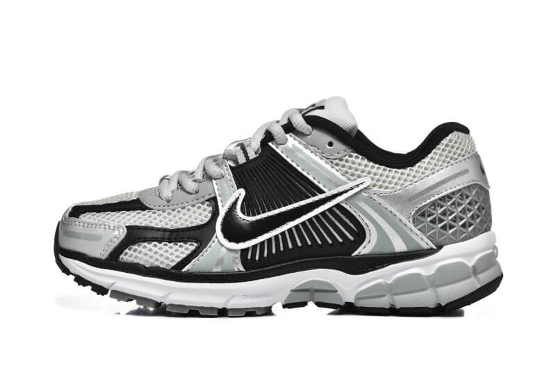 Découvrez le confort exceptionnel des Baskets Nike Zoom Vomero 5, alliant légèreté et innovation. Parfaites pour les sportifs et les passionnés !