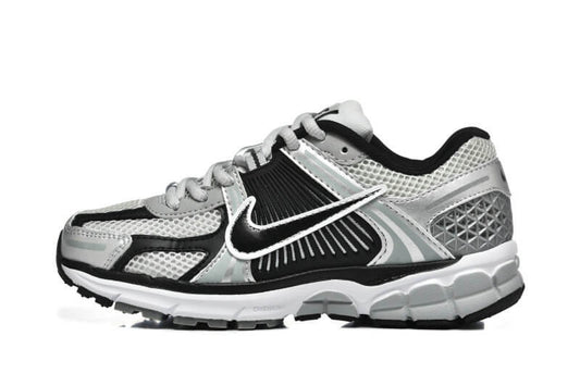 Découvrez le confort exceptionnel des Baskets Nike Zoom Vomero 5, alliant légèreté et innovation. Parfaites pour les sportifs et les passionnés !
