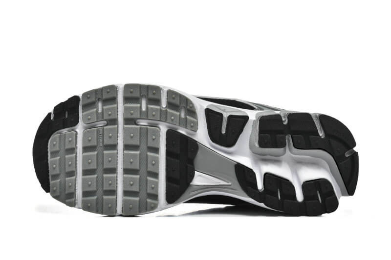 Découvrez le confort exceptionnel des Baskets Nike Zoom Vomero 5, alliant légèreté et innovation. Parfaites pour les sportifs et les passionnés !
