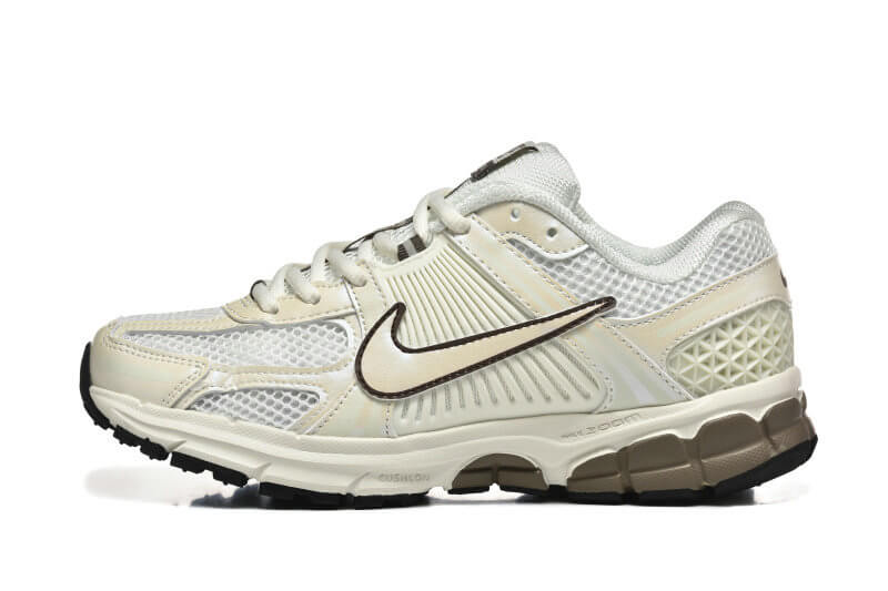 Découvrez le confort exceptionnel des Baskets Nike Zoom Vomero 5, alliant légèreté et innovation. Parfaites pour les sportifs et les passionnés !