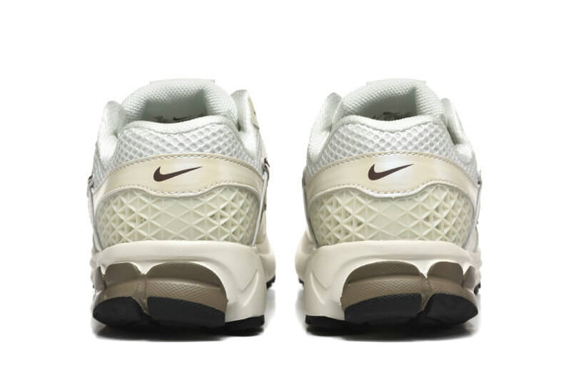 Découvrez le confort exceptionnel des Baskets Nike Zoom Vomero 5, alliant légèreté et innovation. Parfaites pour les sportifs et les passionnés !