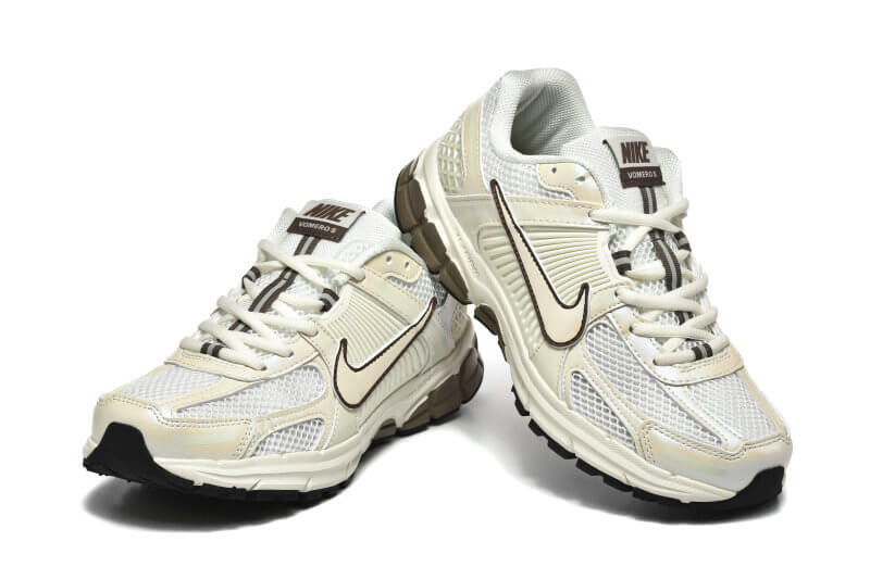 Découvrez le confort exceptionnel des Baskets Nike Zoom Vomero 5, alliant légèreté et innovation. Parfaites pour les sportifs et les passionnés !