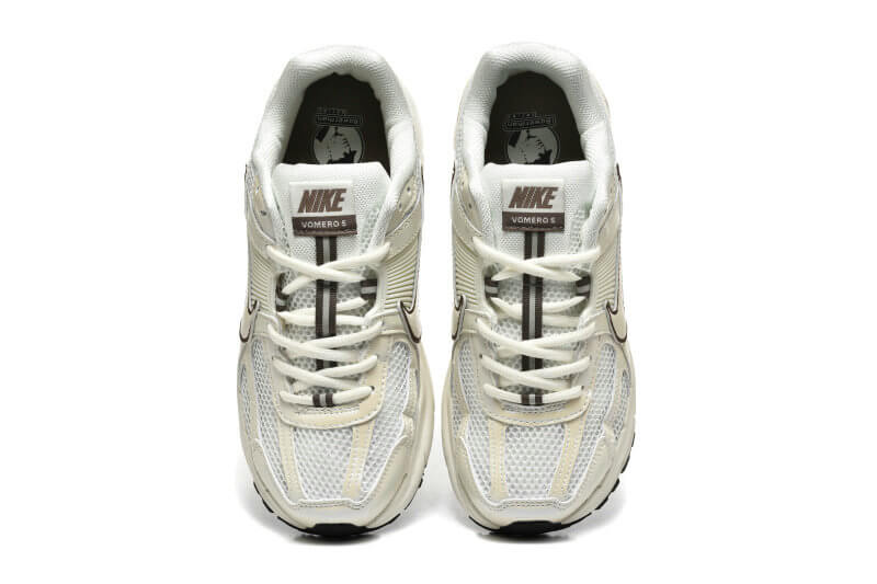 Découvrez le confort exceptionnel des Baskets Nike Zoom Vomero 5, alliant légèreté et innovation. Parfaites pour les sportifs et les passionnés !