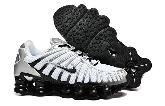 Les baskets Nike Shox TL allient un style avant-gardiste et une innovation technique avancée. Leur design unique et leurs détails sophistiqués.