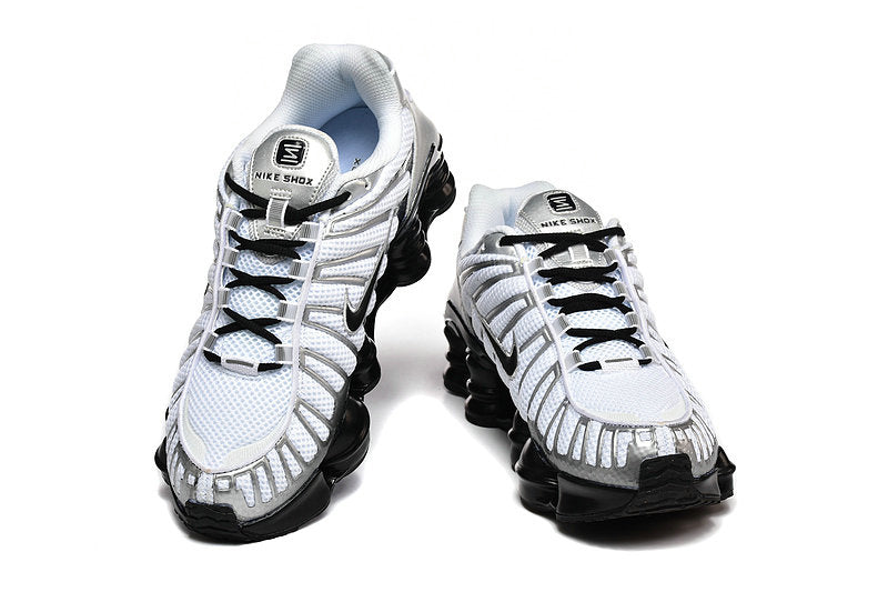 Les baskets Nike Shox TL allient un style avant-gardiste et une innovation technique avancée. Leur design unique et leurs détails sophistiqués.