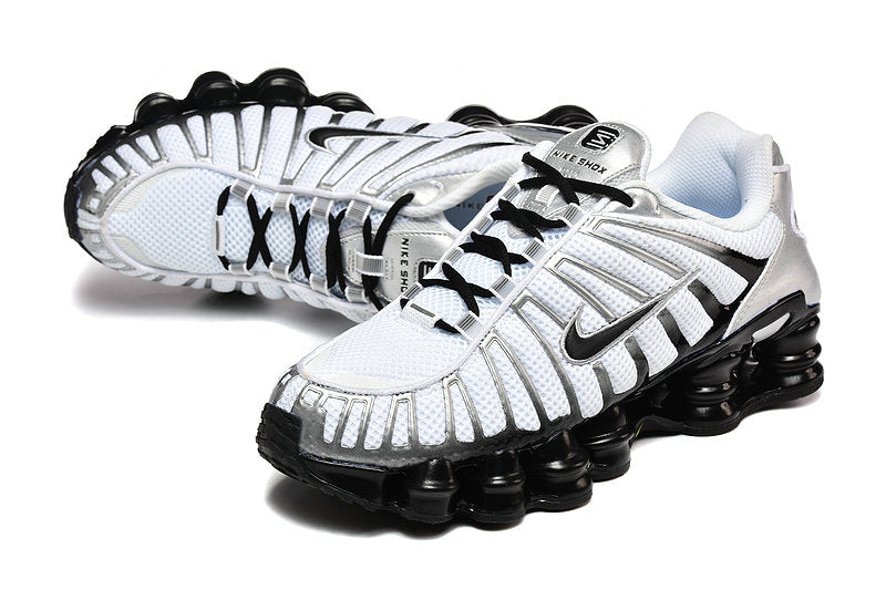 Les baskets Nike Shox TL allient un style avant-gardiste et une innovation technique avancée. Leur design unique et leurs détails sophistiqués.