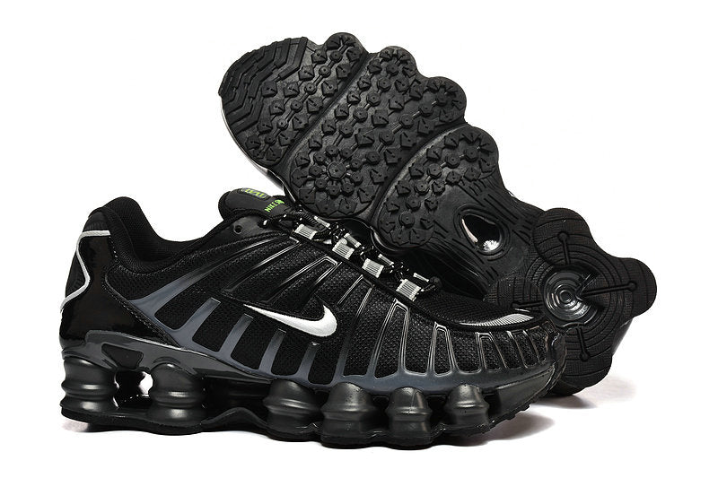 Les baskets Nike Shox TL allient un style avant-gardiste et une innovation technique avancée. Leur design unique et leurs détails sophistiqués.