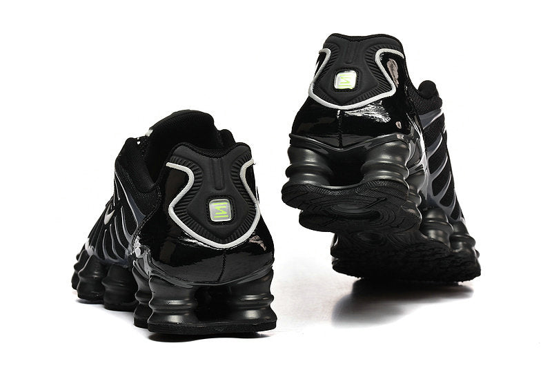 Les baskets Nike Shox TL allient un style avant-gardiste et une innovation technique avancée. Leur design unique et leurs détails sophistiqués.