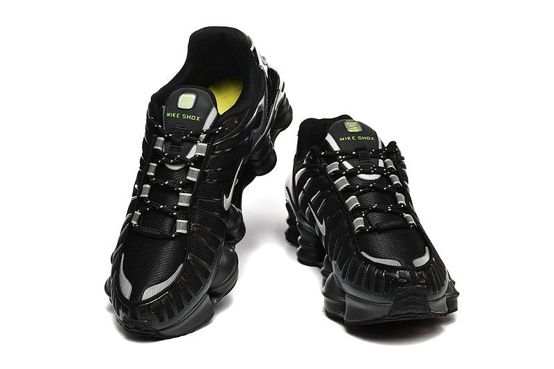 Les baskets Nike Shox TL allient un style avant-gardiste et une innovation technique avancée. Leur design unique et leurs détails sophistiqués.