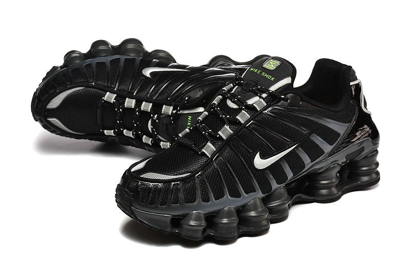 Les baskets Nike Shox TL allient un style avant-gardiste et une innovation technique avancée. Leur design unique et leurs détails sophistiqués.