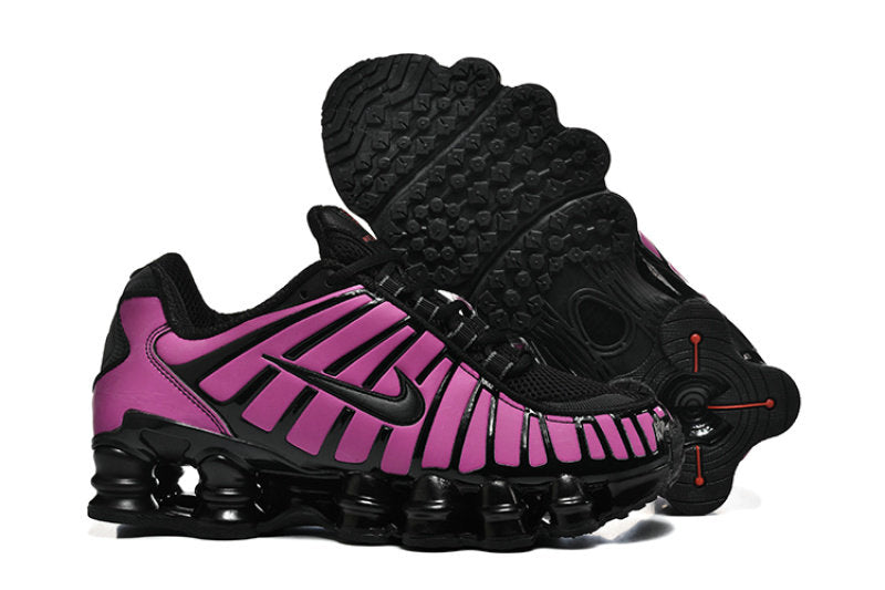 Les baskets Nike Shox TL allient un style avant-gardiste et une innovation technique avancée. Leur design unique et leurs détails sophistiqués.