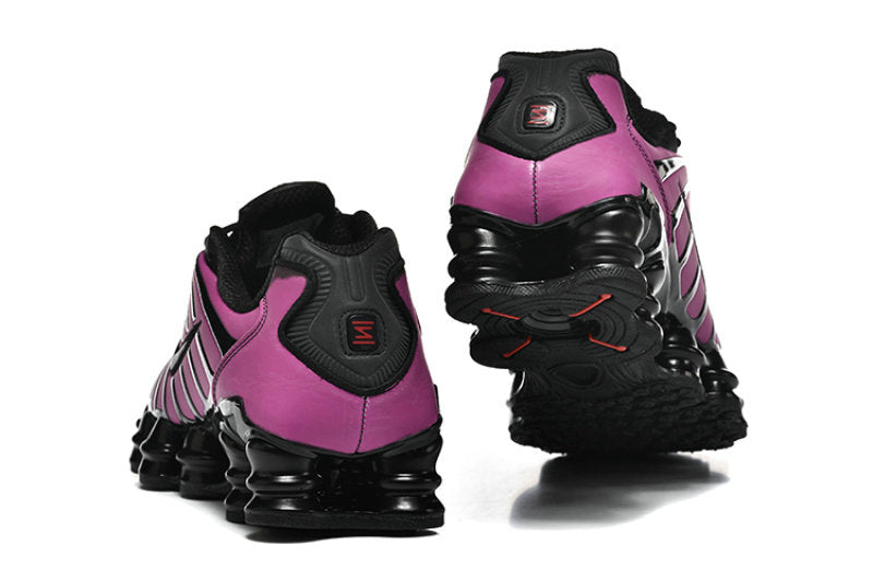 Les baskets Nike Shox TL allient un style avant-gardiste et une innovation technique avancée. Leur design unique et leurs détails sophistiqués.
