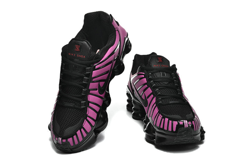 Les baskets Nike Shox TL allient un style avant-gardiste et une innovation technique avancée. Leur design unique et leurs détails sophistiqués.