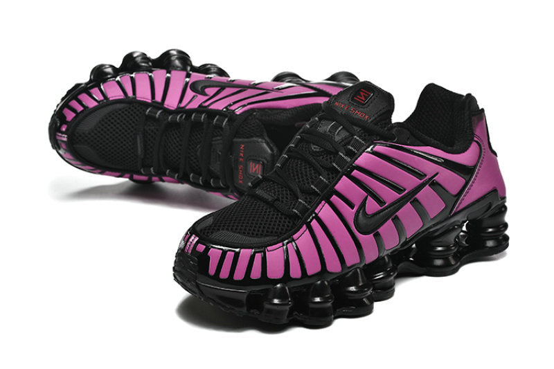 Les baskets Nike Shox TL allient un style avant-gardiste et une innovation technique avancée. Leur design unique et leurs détails sophistiqués.