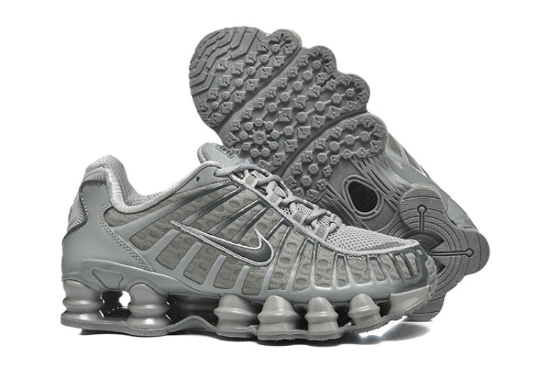 Les baskets Nike Shox TL allient un style avant-gardiste et une innovation technique avancée. Leur design unique et leurs détails sophistiqués.