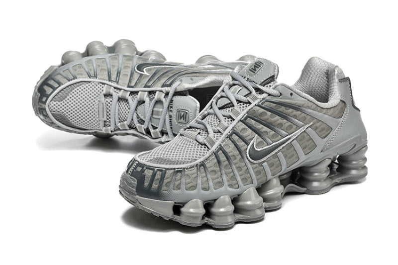 Les baskets Nike Shox TL allient un style avant-gardiste et une innovation technique avancée. Leur design unique et leurs détails sophistiqués.