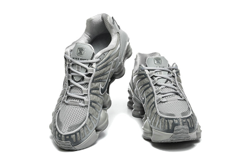 Les baskets Nike Shox TL allient un style avant-gardiste et une innovation technique avancée. Leur design unique et leurs détails sophistiqués.