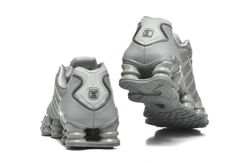 Les baskets Nike Shox TL allient un style avant-gardiste et une innovation technique avancée. Leur design unique et leurs détails sophistiqués.