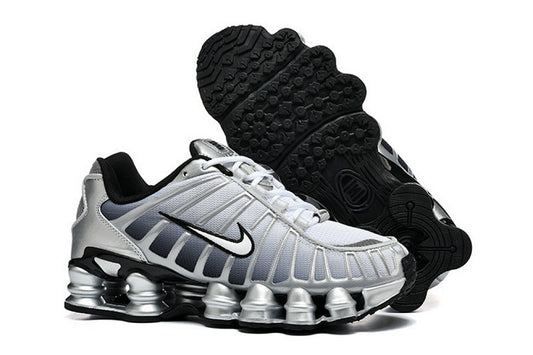 Les baskets Nike Shox TL allient un style avant-gardiste et une innovation technique avancée. Leur design unique et leurs détails sophistiqués.