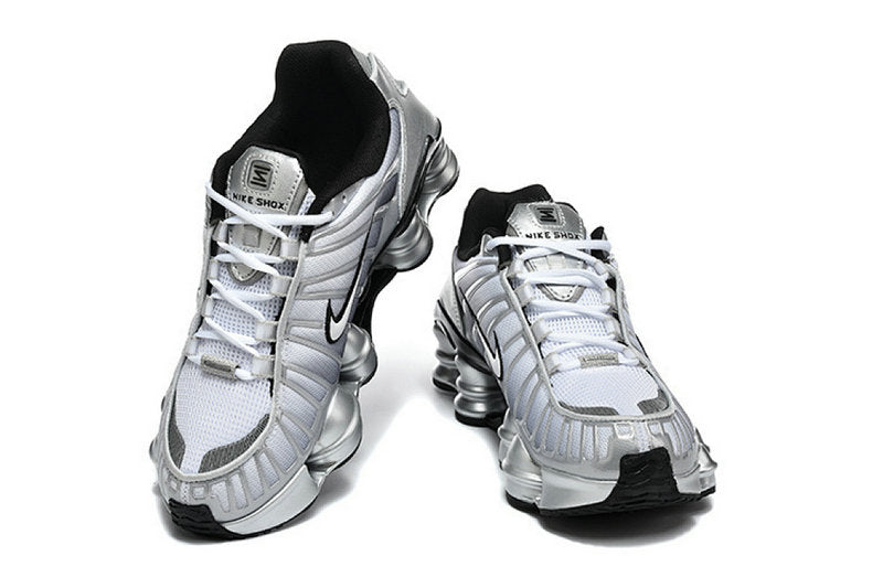 Les baskets Nike Shox TL allient un style avant-gardiste et une innovation technique avancée. Leur design unique et leurs détails sophistiqués.