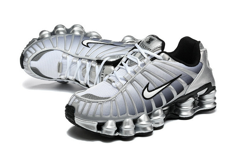 Les baskets Nike Shox TL allient un style avant-gardiste et une innovation technique avancée. Leur design unique et leurs détails sophistiqués.