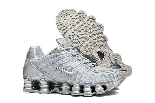 Les baskets Nike Shox TL allient un style avant-gardiste et une innovation technique avancée. Leur design unique et leurs détails sophistiqués.