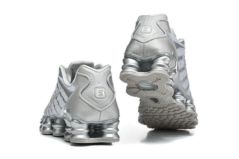 Les baskets Nike Shox TL allient un style avant-gardiste et une innovation technique avancée. Leur design unique et leurs détails sophistiqués.