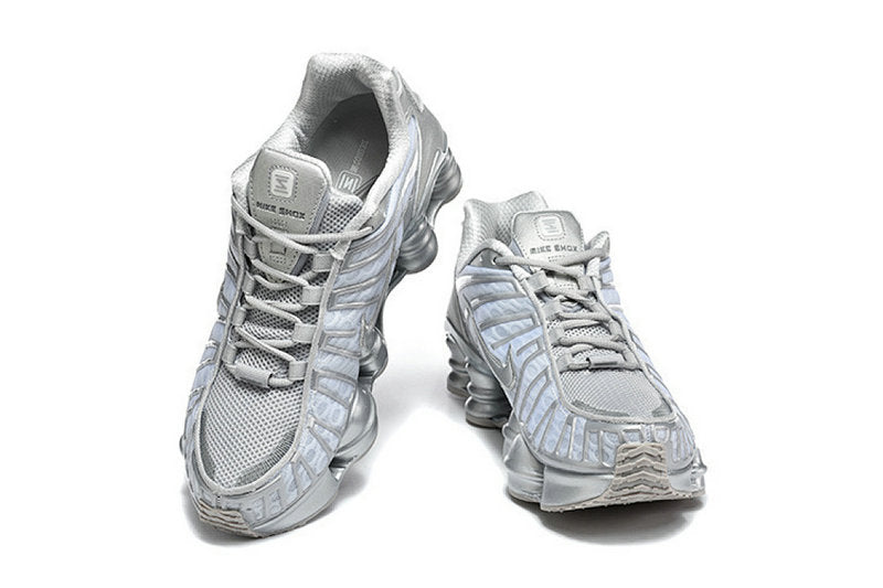 Les baskets Nike Shox TL allient un style avant-gardiste et une innovation technique avancée. Leur design unique et leurs détails sophistiqués.