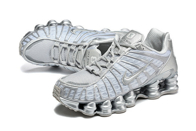 Les baskets Nike Shox TL allient un style avant-gardiste et une innovation technique avancée. Leur design unique et leurs détails sophistiqués.