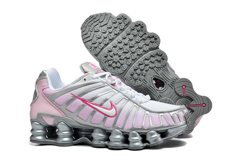 Les baskets Nike Shox TL allient un style avant-gardiste et une innovation technique avancée. Leur design unique et leurs détails sophistiqués.