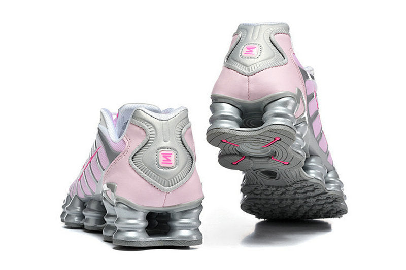 Les baskets Nike Shox TL allient un style avant-gardiste et une innovation technique avancée. Leur design unique et leurs détails sophistiqués.