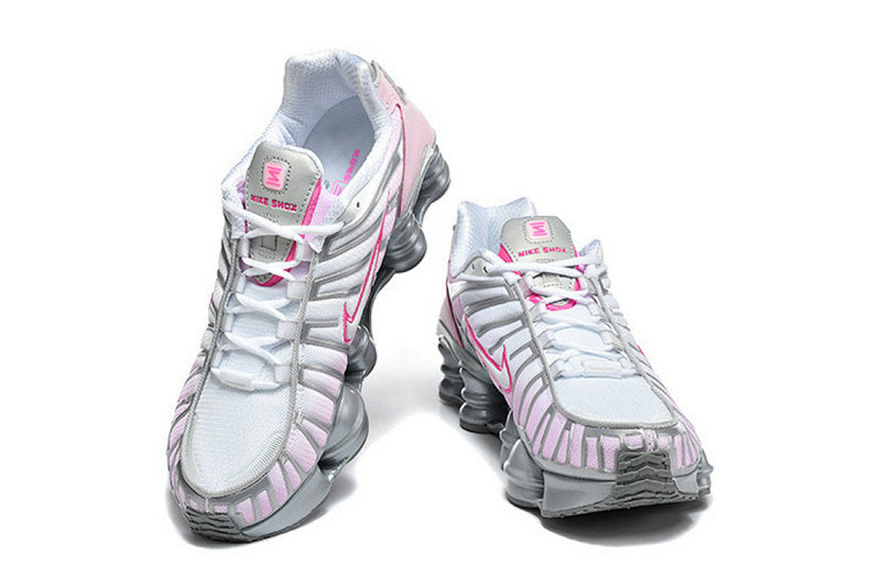 Les baskets Nike Shox TL allient un style avant-gardiste et une innovation technique avancée. Leur design unique et leurs détails sophistiqués.