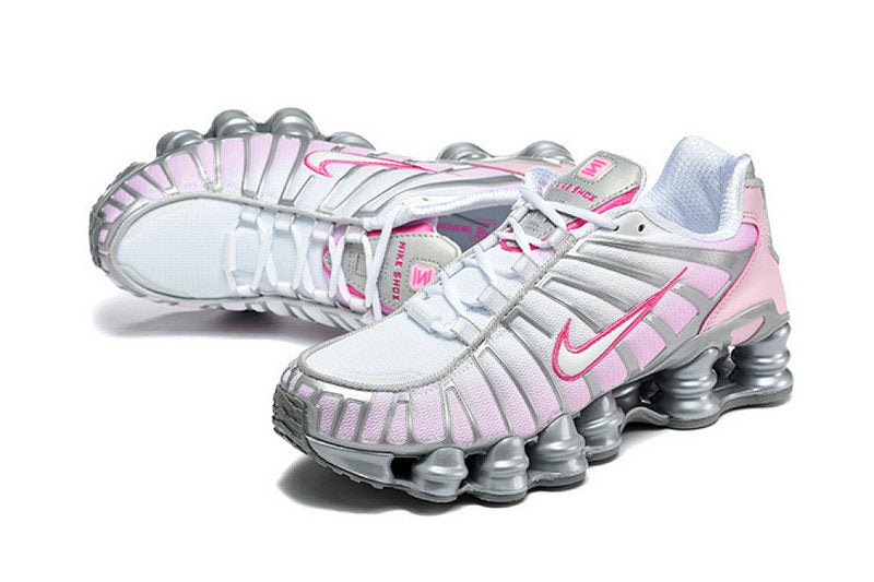 Les baskets Nike Shox TL allient un style avant-gardiste et une innovation technique avancée. Leur design unique et leurs détails sophistiqués.