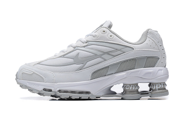 Les Baskets Nike Shox Ride 2 Supreme X incarnent un style emblématique et une performance supérieure.

Par ailleurs, leur design distinctif et leur utilisation