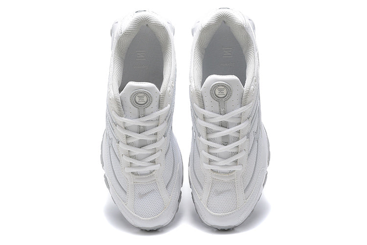 Les Baskets Nike Shox Ride 2 Supreme X incarnent un style emblématique et une performance supérieure.

Par ailleurs, leur design distinctif et leur utilisation