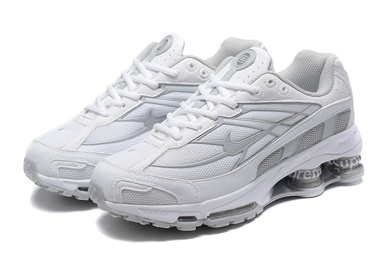 Les Baskets Nike Shox Ride 2 Supreme X incarnent un style emblématique et une performance supérieure.

Par ailleurs, leur design distinctif et leur utilisation