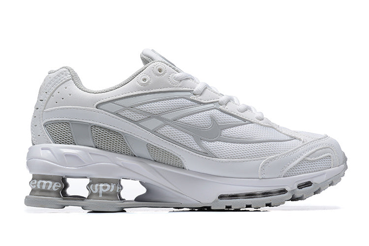 Les Baskets Nike Shox Ride 2 Supreme X incarnent un style emblématique et une performance supérieure.

Par ailleurs, leur design distinctif et leur utilisation